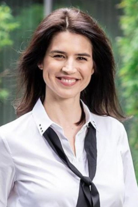 Julie Denayer as Présentatrice in Face au juge