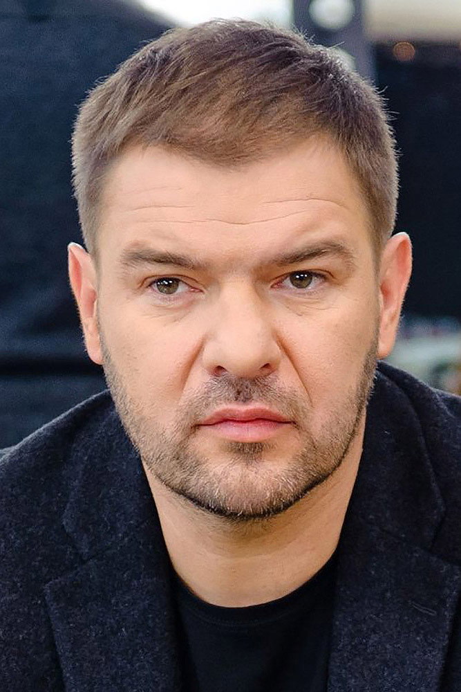 Tomasz Karolak as Adam, szef Karoliny in Banksters