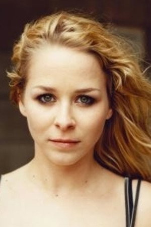 Jasmin Schwiers as Kriminaloberkommissarin Svenja Landau in Kommissar Stolberg