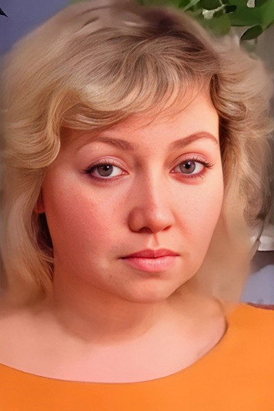 Valentina Zapevalova as Liza Rechkina in 1000 Dollars One Way