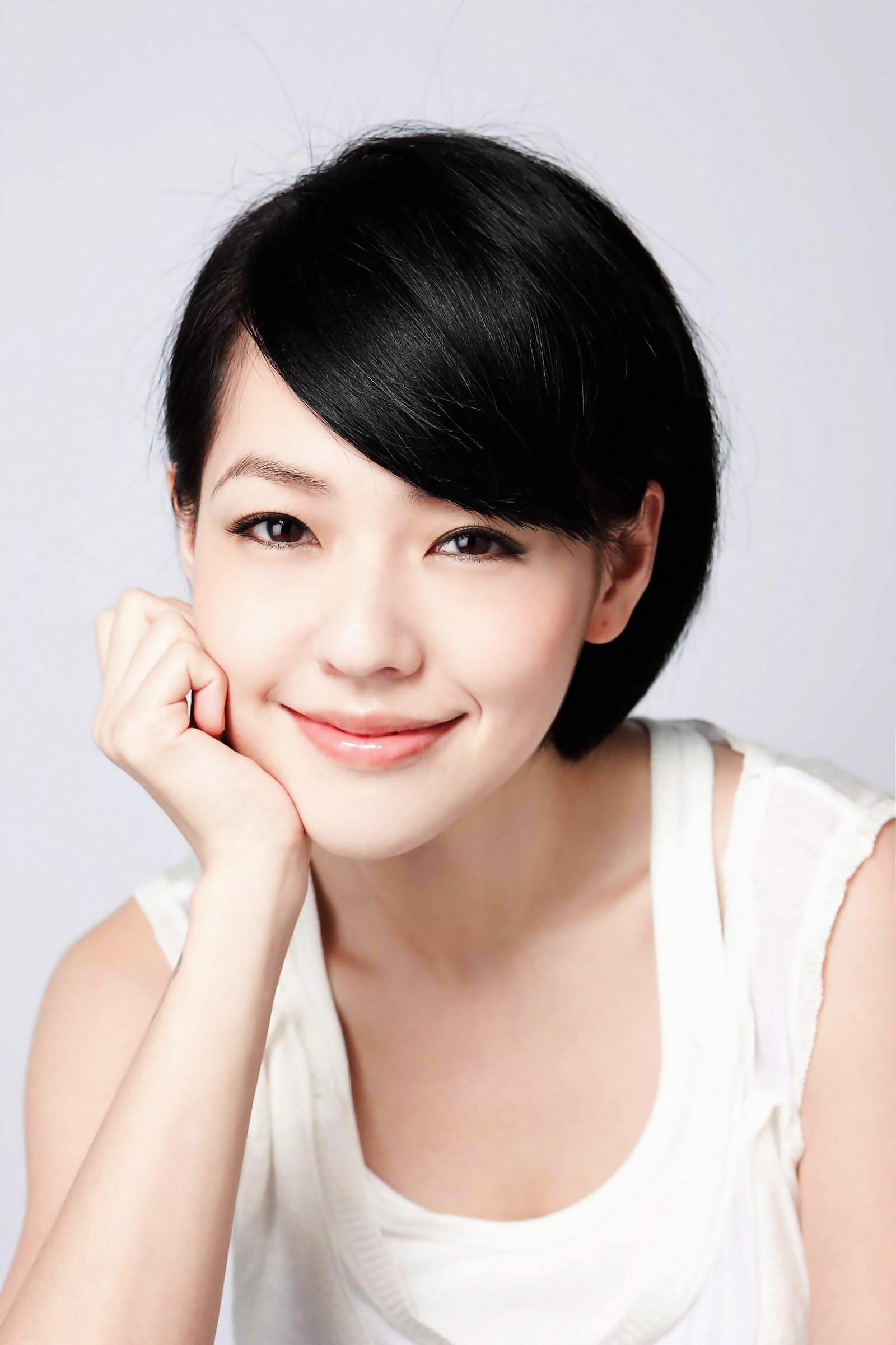 Dee Hsu as 主持人 in Dee Girls Talk