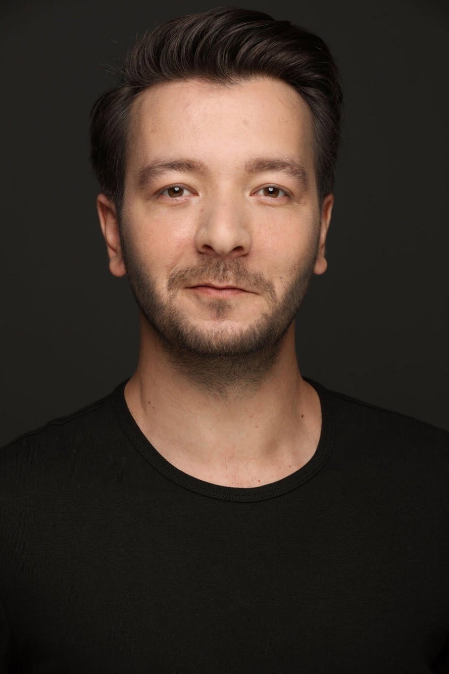 Arın Kuşaksızoğlu as Hasan in While Time Flows
