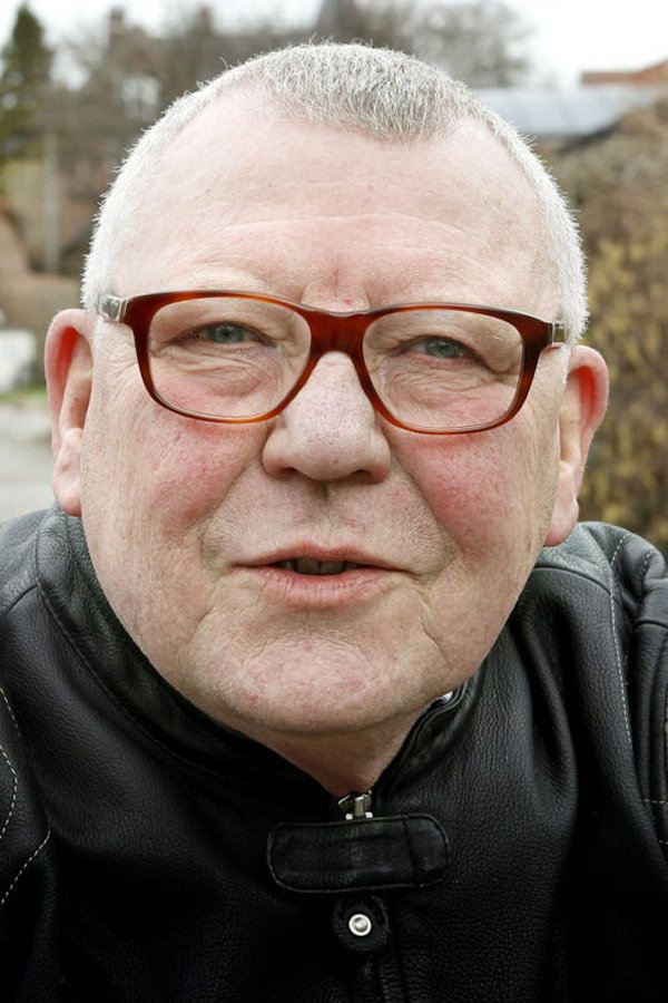 Erling Bundgaard as Vært in Lørdagshjørnet