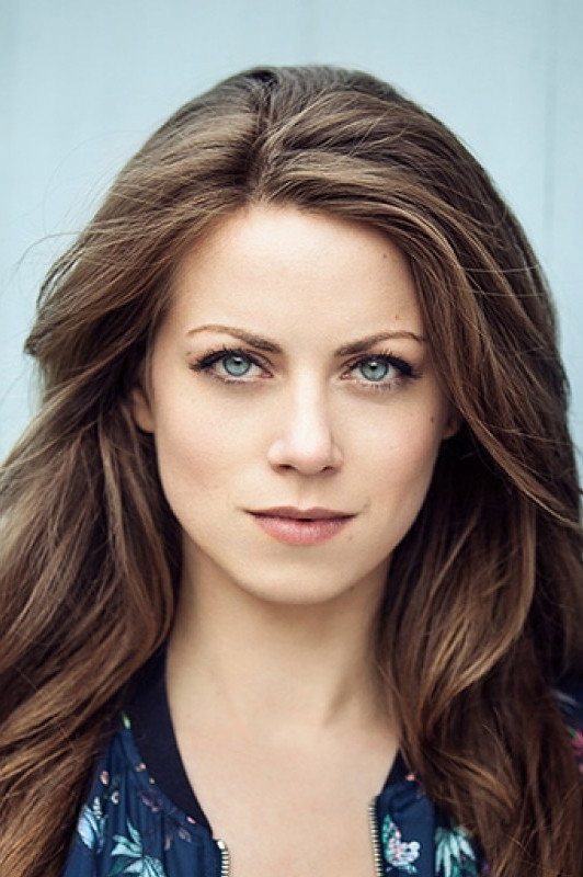 Alice Dwyer as Katharina in Lichter