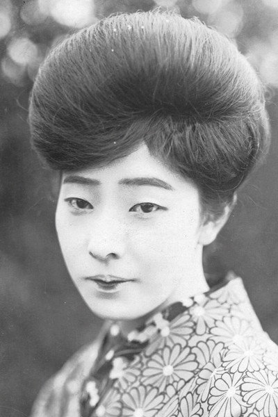 環歌子 as Shizuyo, Katsu's wife in Last Days of Edo