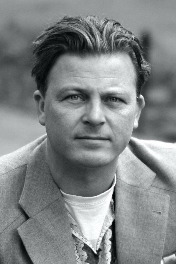 Bård Kjøge Rønning as narrator in Little Axel