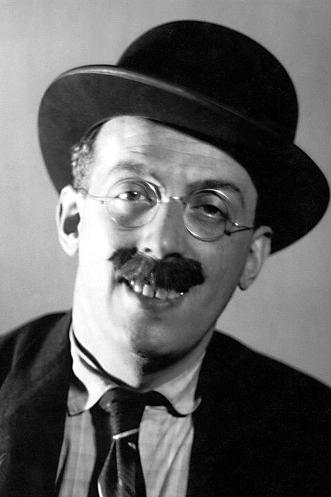 Felix Kühne as strýc Kauders in Men on the Offsides