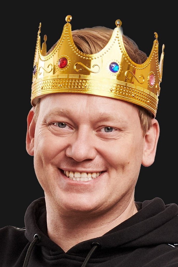 Jens Knossalla as Self - Host in Täglich frisch geröstet