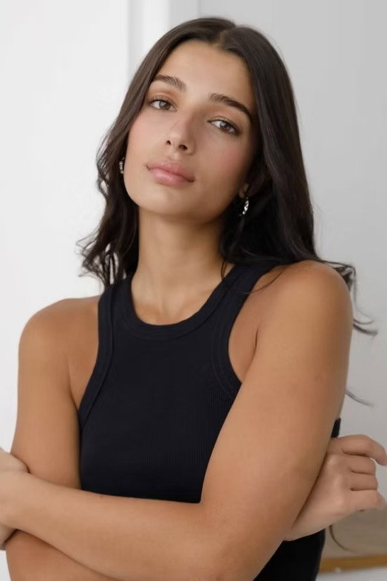 Abril di Yorio as Carol in Família, Pero no Mucho