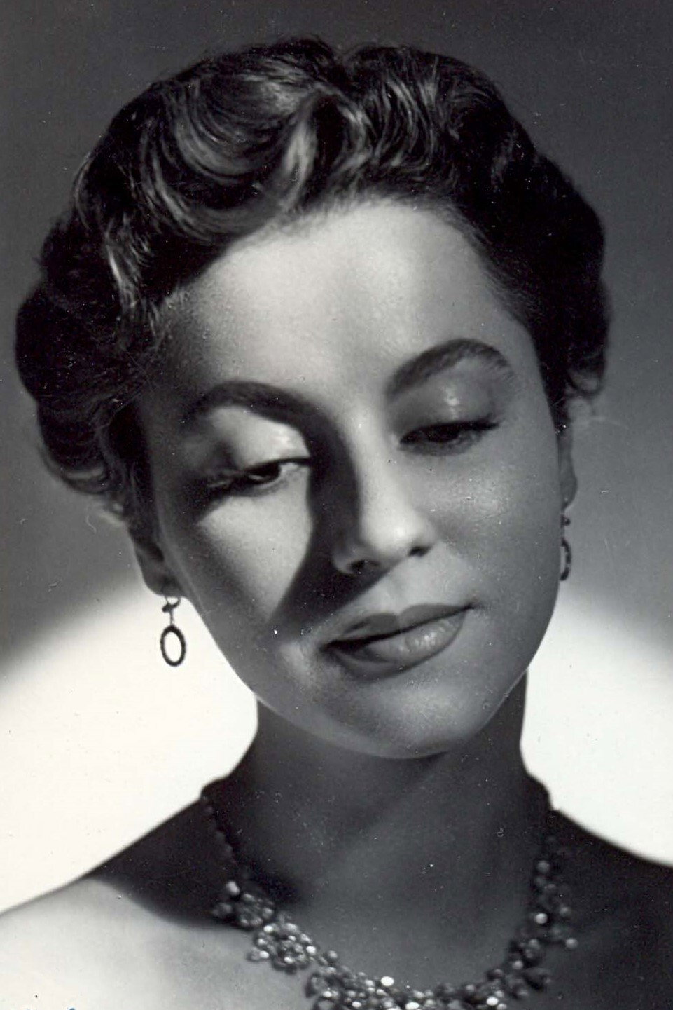 Asunción Sancho as Silvería in Leap to Fame