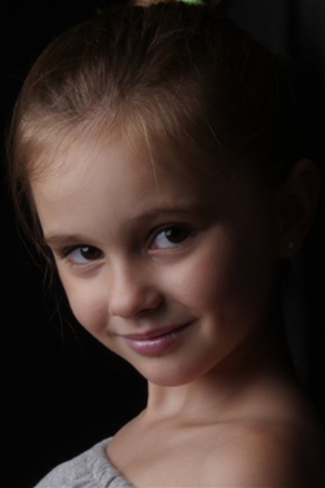 Manon Lemoine as Lise in C'est magnifique !