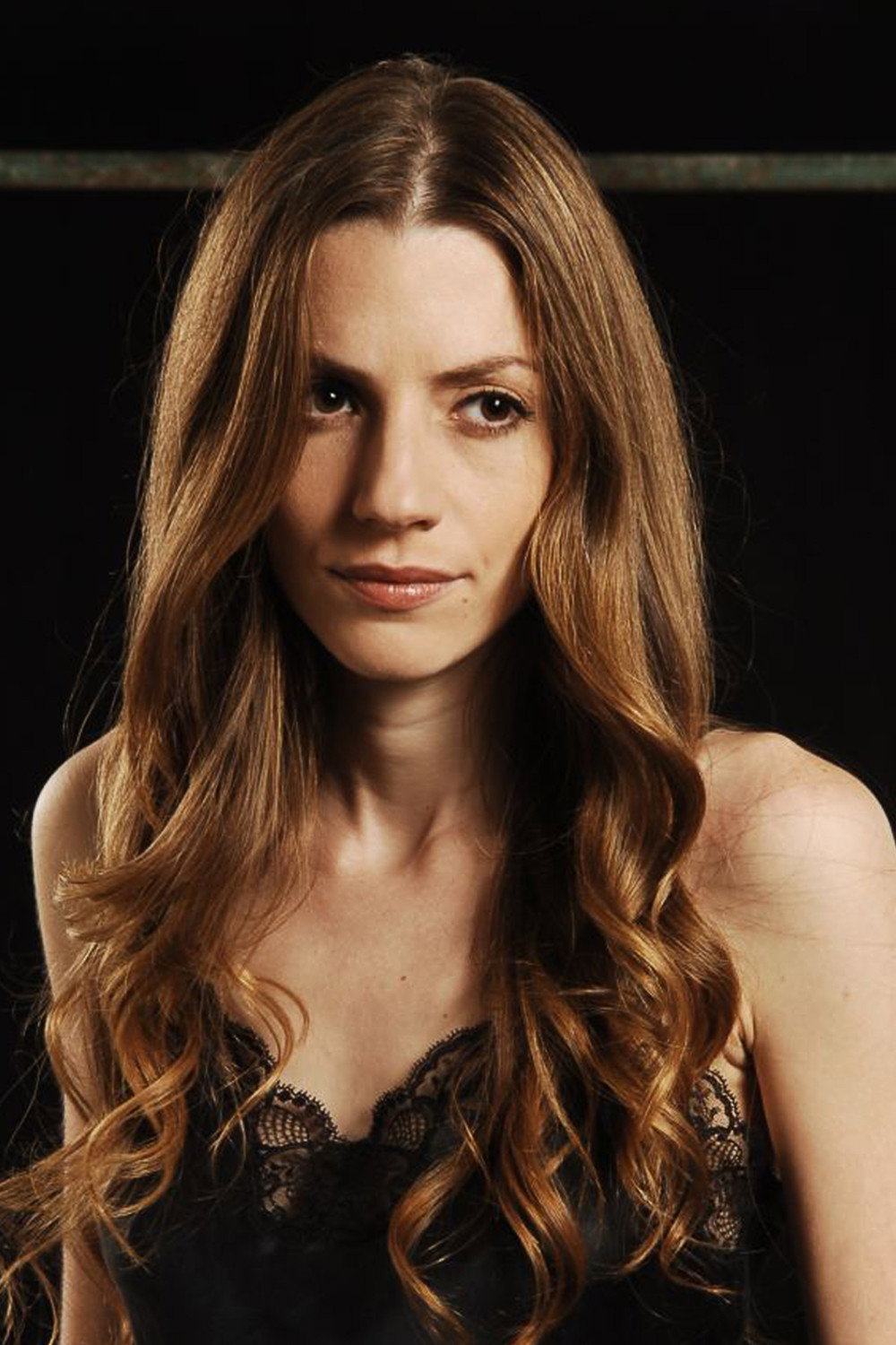 Neta Riskin as אורנה דניס in The Man Who Wanted to Know Everything