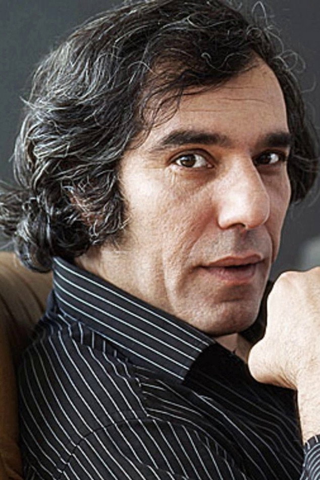 Hussi Kutlucan as Herr Wokalek in Der Lebensversicherer