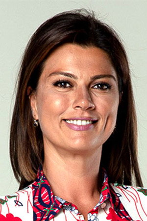 Açelya Akkoyun as Mukaddes Handırı in Keşke Hiç Büyümeseydik