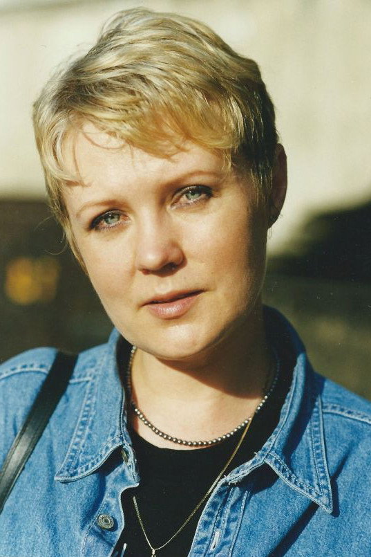 Tania Filip as Veronica in Căruța cu mere
