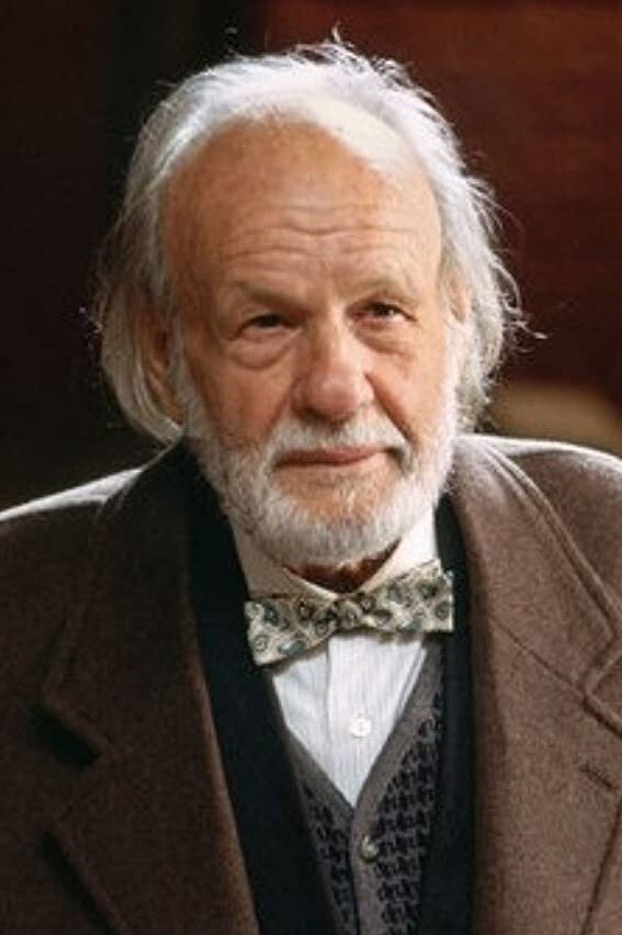 Joan Dalmau as Asensi in El crimen del cine Oriente
