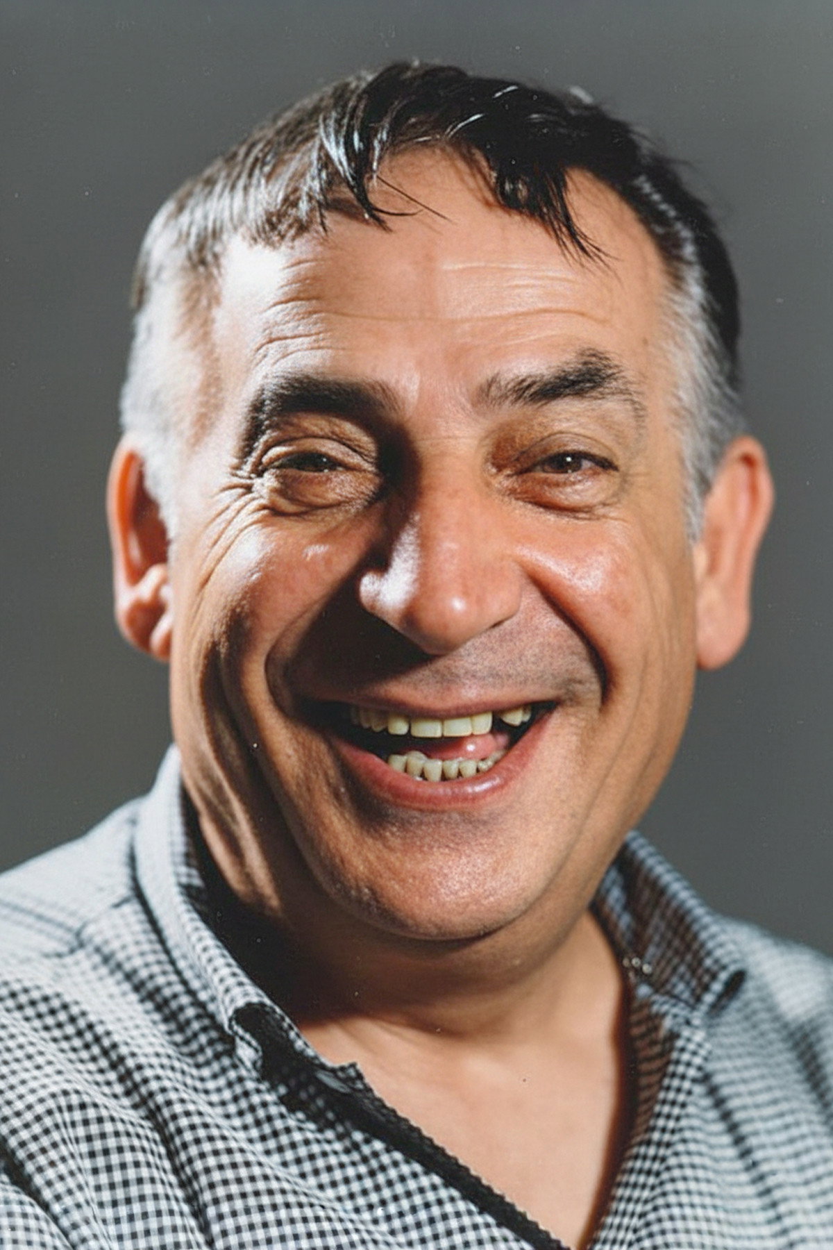 Avni Dilligil as Avukat Selim Soydan in Yankesici Kız