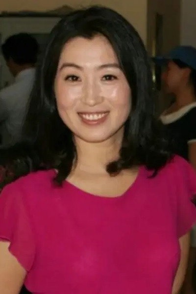 薛媛媛 as Clothing Factory Worker in The Sun Rises on Us All