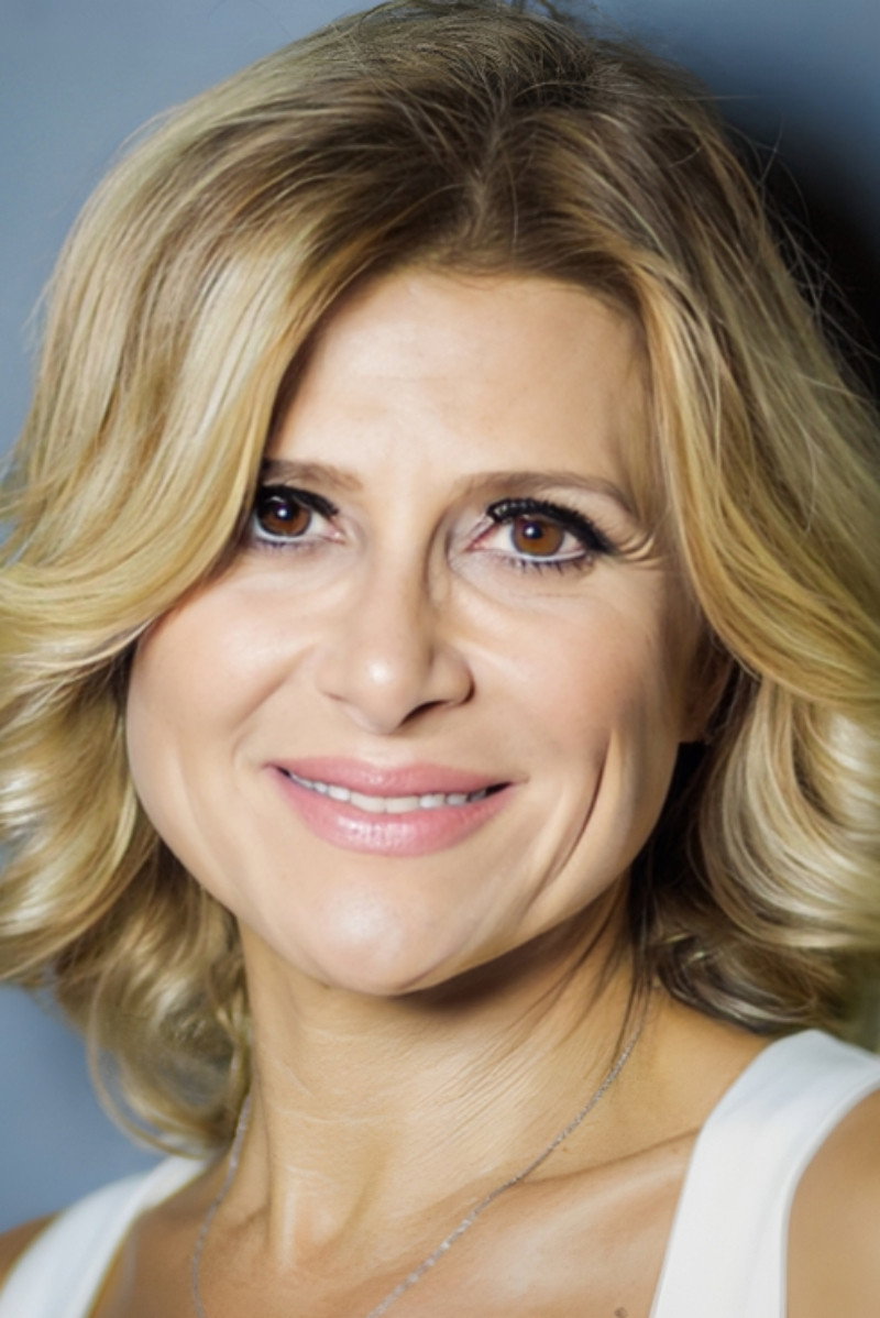 Melek Şahin as Emine in Çocuklar Duymasın