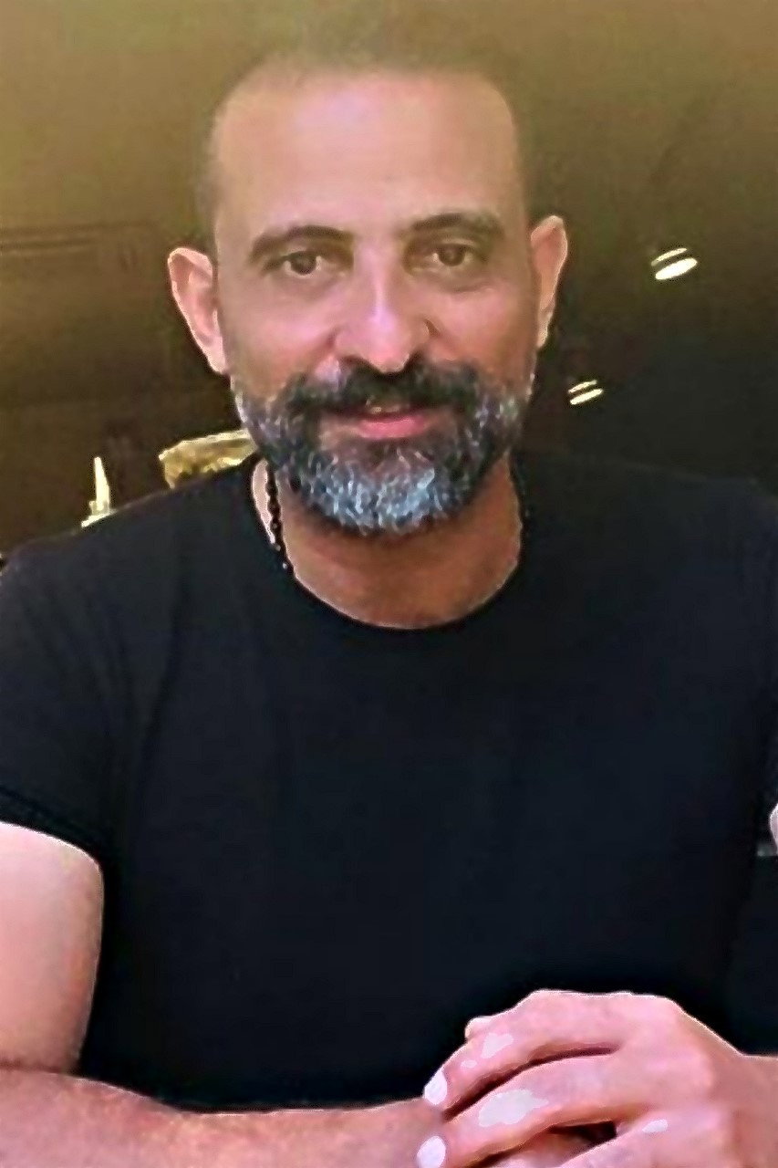 Aahraf Khalil as ادريس - جرسون الملهي in Welcome to Egypt