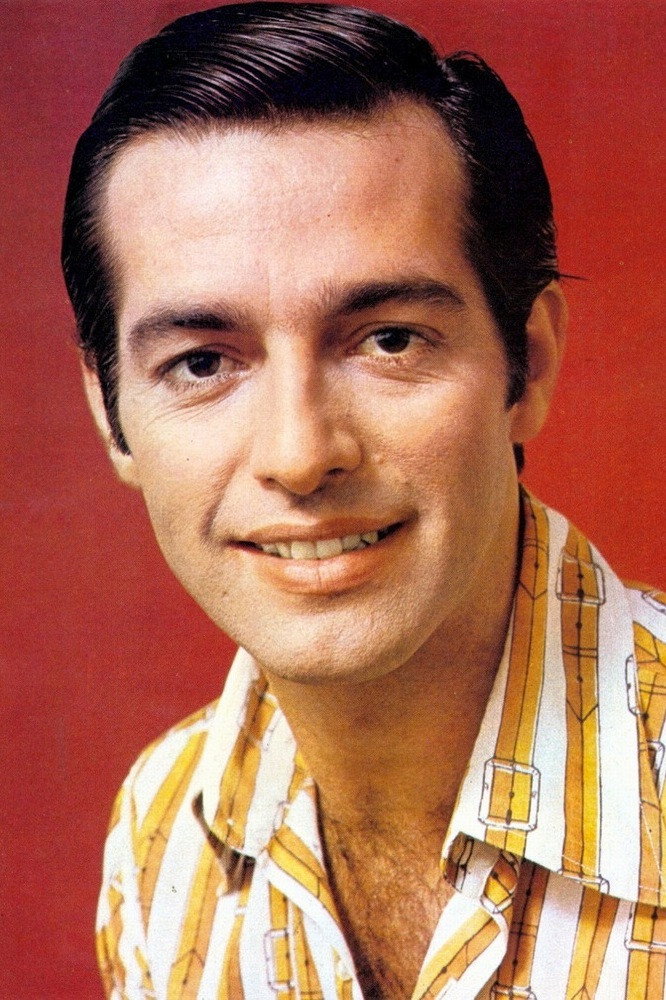 Paulo Ramos as Cláudio in Santa Marta Fabril