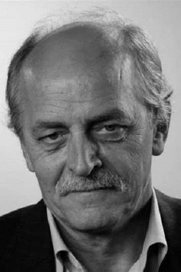 Jan Janga-Tomaszewski as Andrzej, syn Stefana in Zakręt