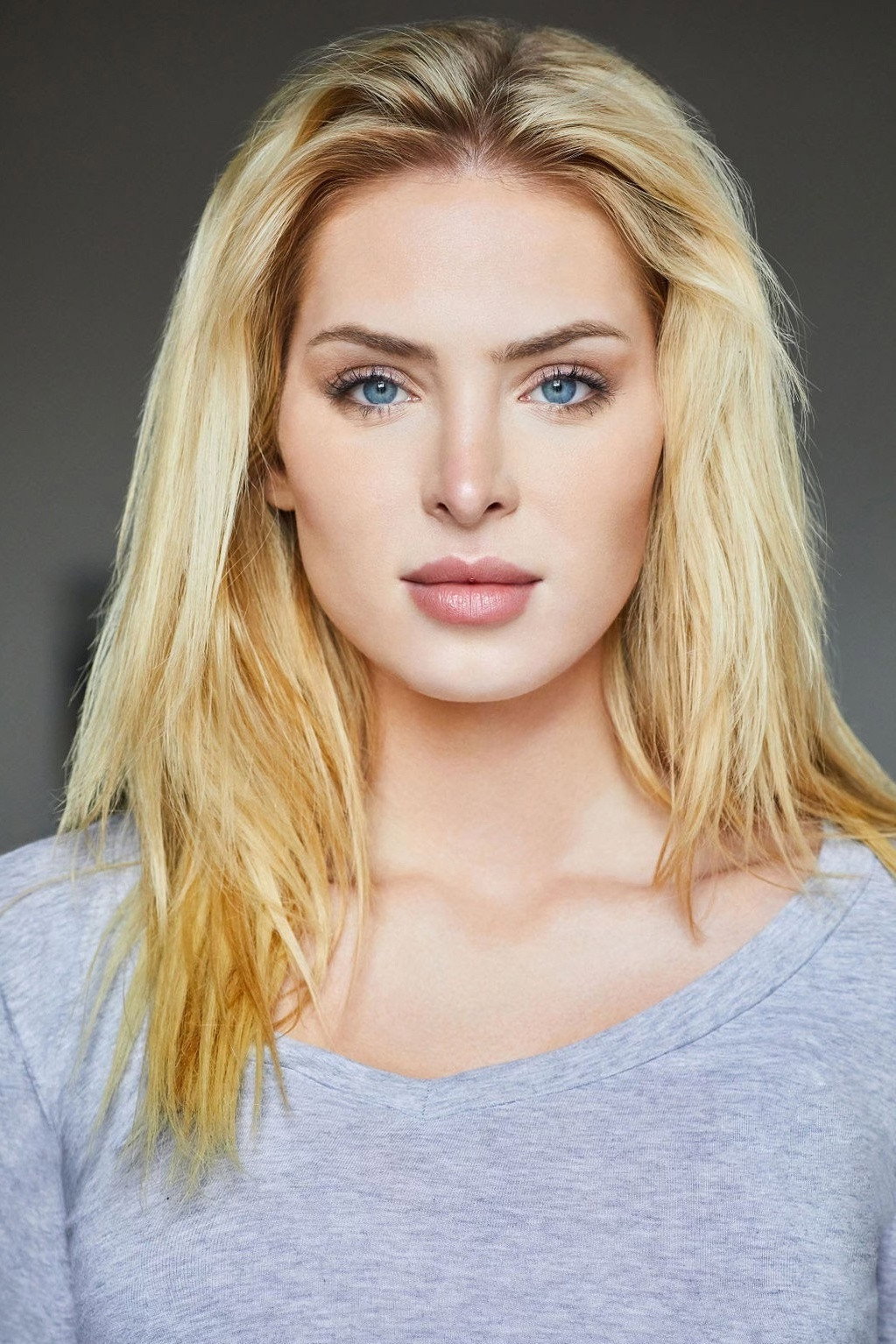 Saxon Sharbino as Kendra Bowen in Poltergeist