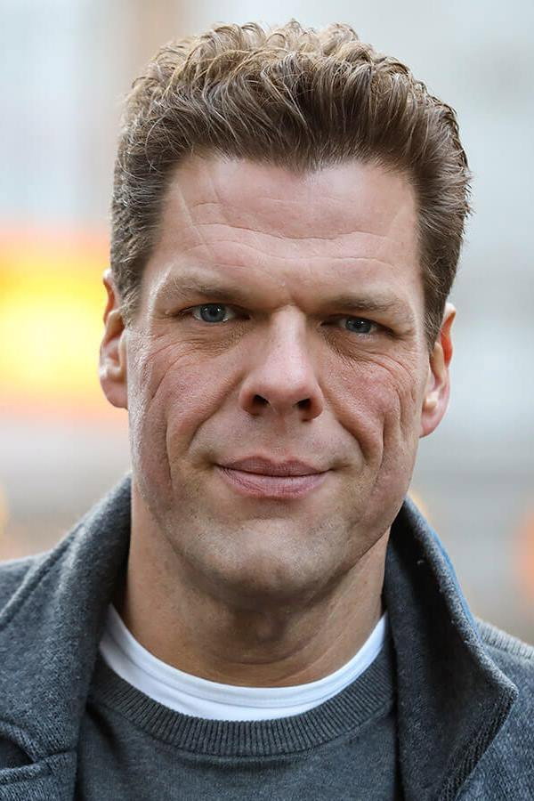 Tetje Mierendorf as DRK-Helfer in The Red Jacket