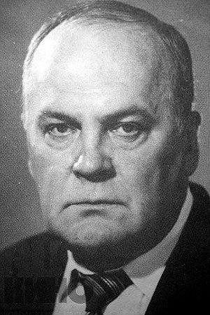 Валерий Гатаев as Stepfather in The Last Escape