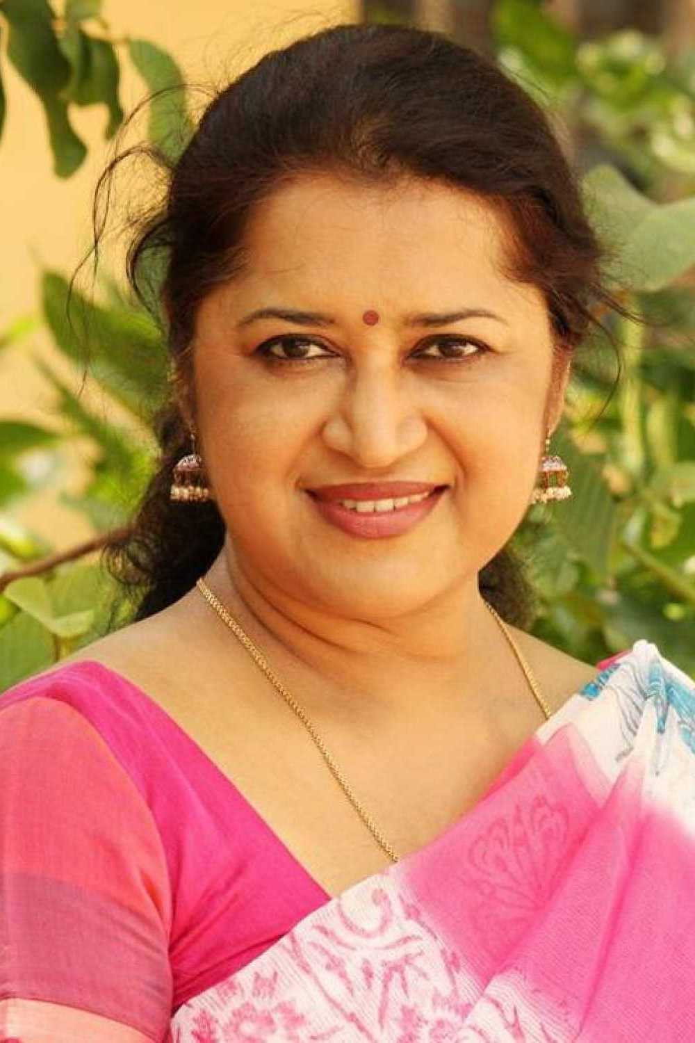 Sandhya Janak as Kayal's Mother in Vidaamuyarchi