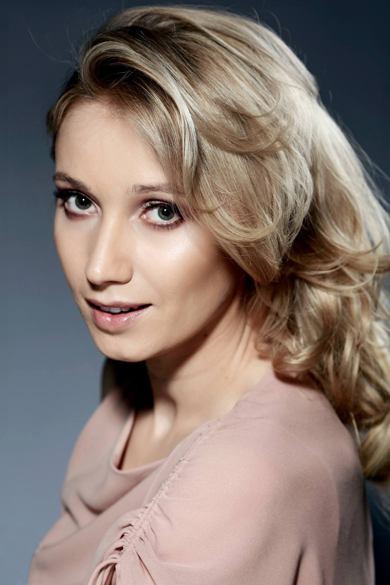 Joanna Orleańska as Anna in The Swing