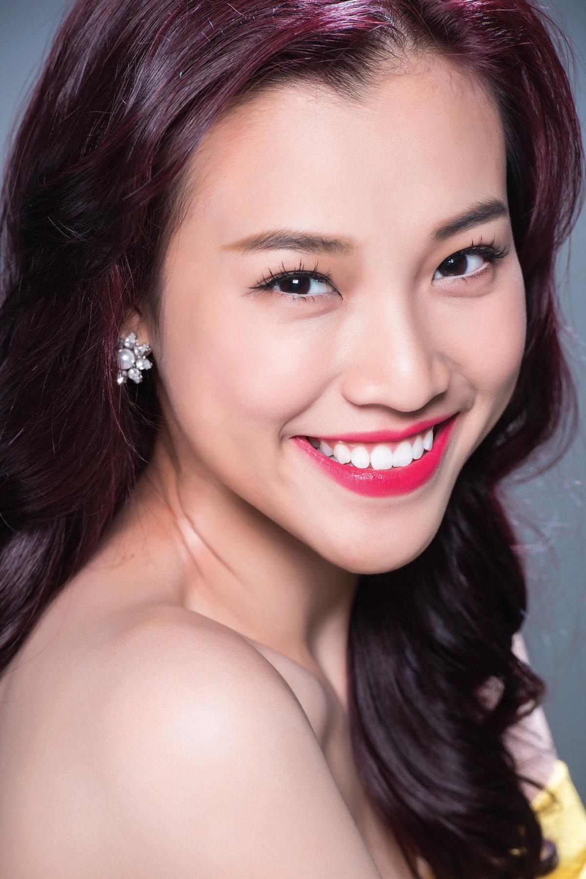 Hoàng Oanh as Mỹ Dung in Go-Go Sisters