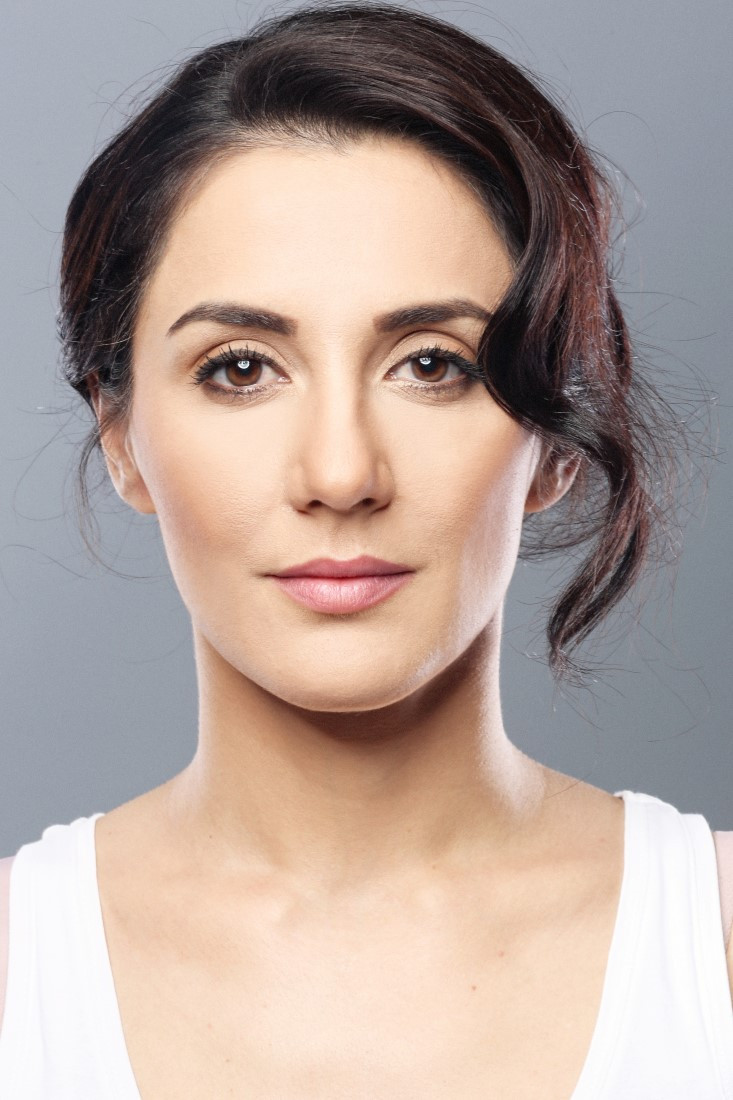 Boncuk Yılmaz as Şifa in Bir Yastıkta