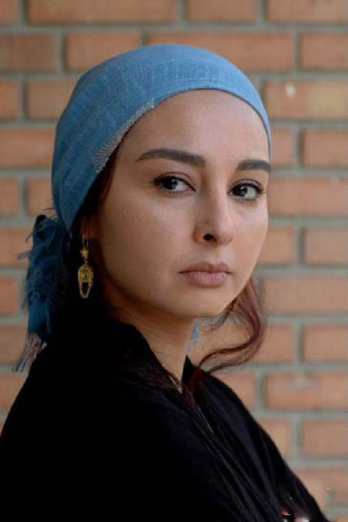 Mahaya Petrossian as Fereshteh Khalesi in Digeh Che Khabar!?