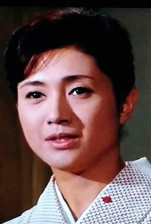 小畠絹子 as Kiyoko Hori in Broken Blossoms