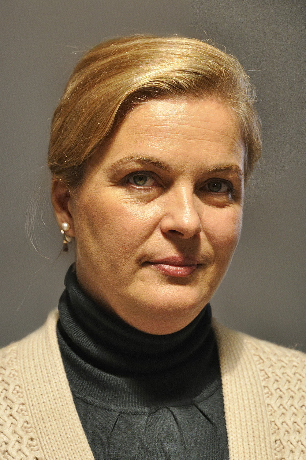 Nurseli İdiz as Emel in Serseri Aşıklar