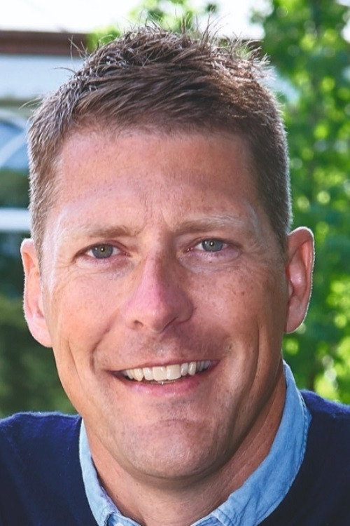 Steen Langeberg as Host in Jo færre jo bedre