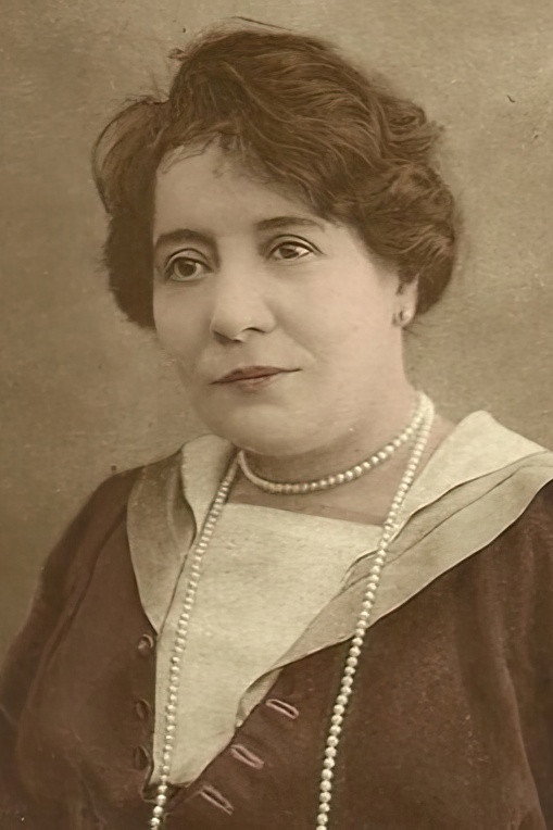 Jeanne Grumbach as La Cognette in La Terre