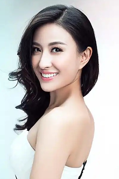 陆莹 as Zhong Yifan in 战地青春之歌