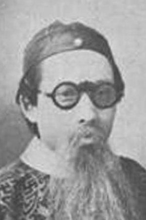 Guyan Zhu as Father Lian in Cry of Women