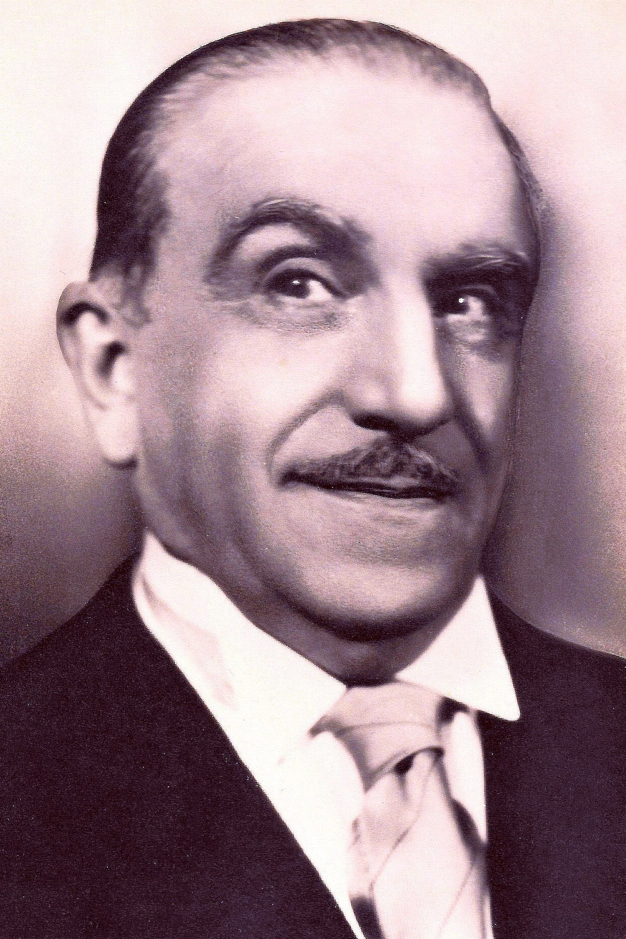 Antonio Gandusio as Luciano in La signorina dell'autobus