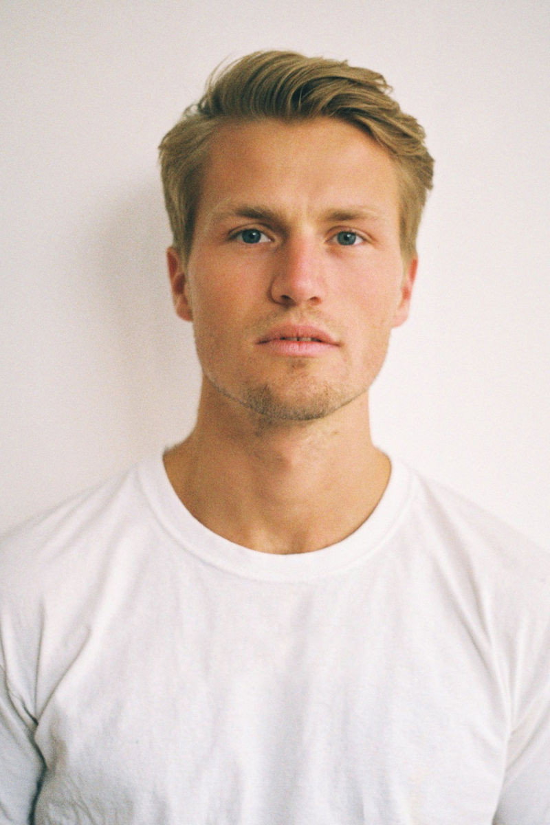 Bruno Prent as Boy In Club in Cas