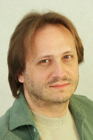 Alessio Cigliano as Speaker Radiofonico (voice) in Vado bene così