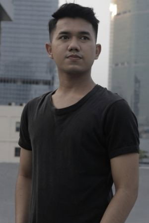 Reza Pahlevi as Ari in Cinta dan Hal Rumit Lainnya