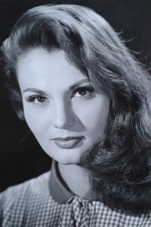 Maria Piazzai as Elena Pérez in Muchachas en vacaciones