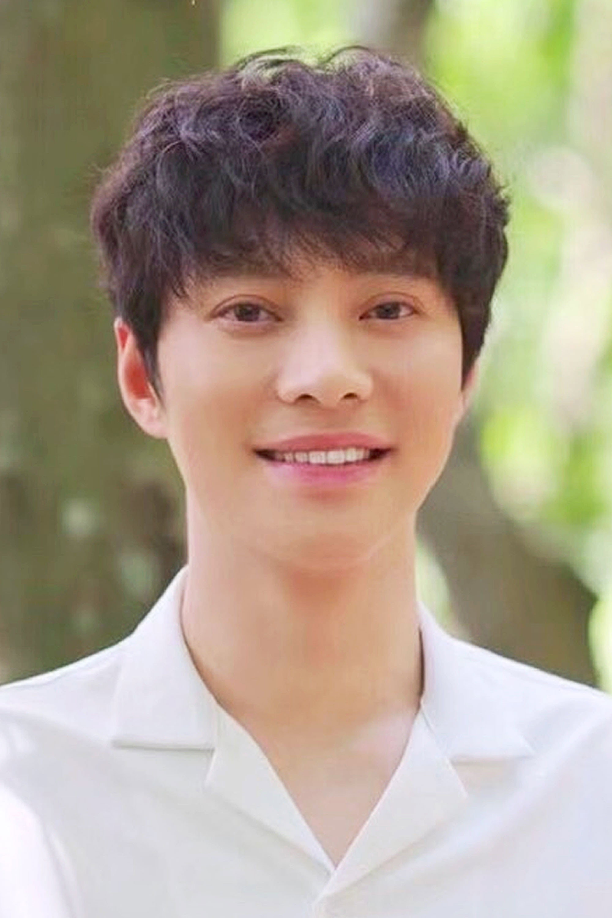Liu Shangyu as Lan Yu in The Shining Girl