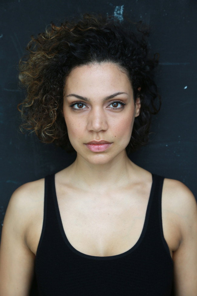 Haley Louise Jones as Yasmin Mahdi in Ein Sommer in Antwerpen