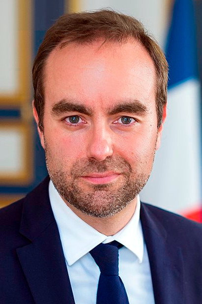 Sébastien Lecornu as Self in Macron, Pécresse : Coulisses d'une campagne