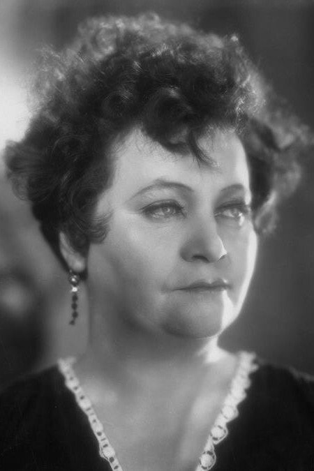 Ella Nollová as jeho matka in Three Men in the Snow