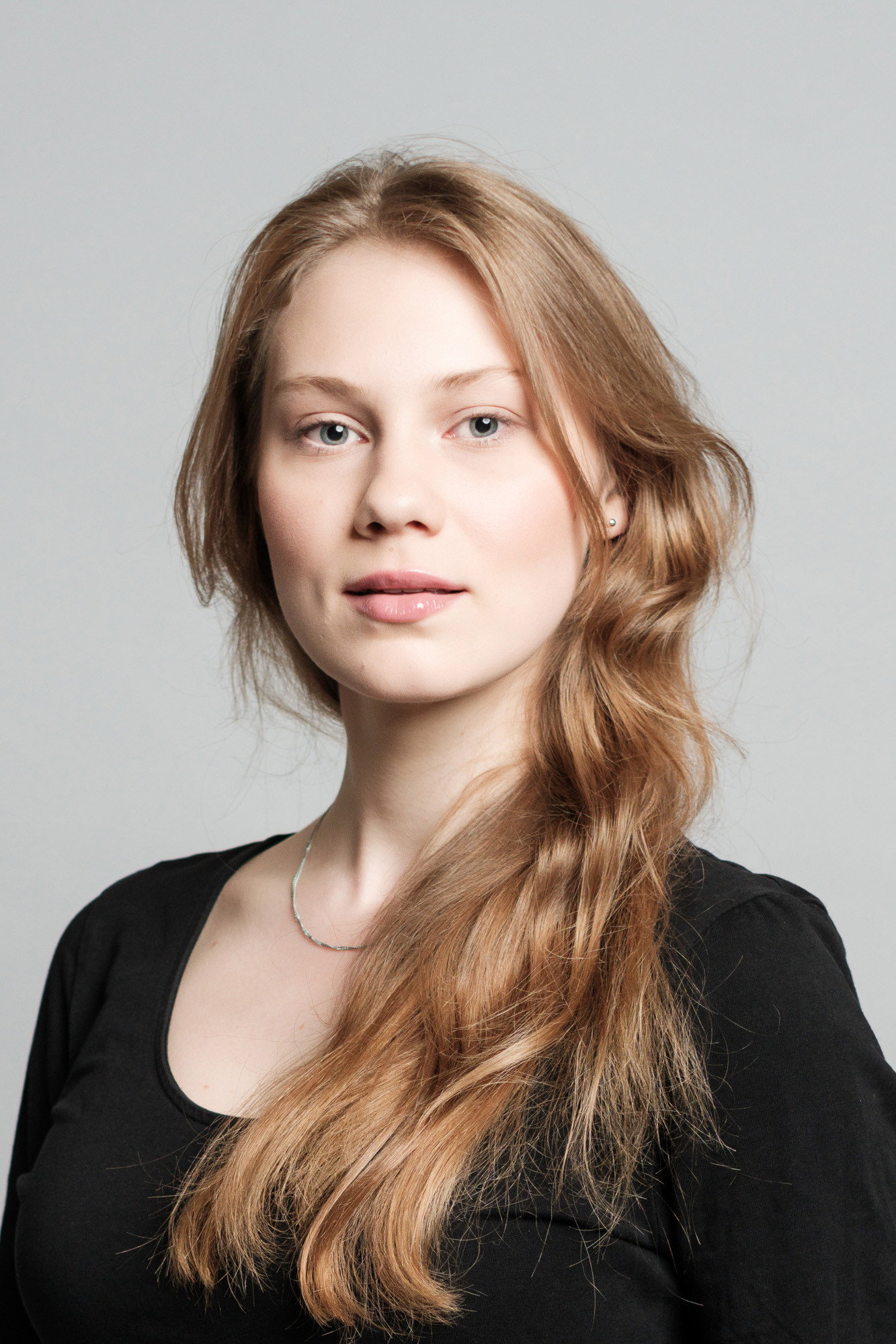 Katarzyna Dominiak as Dorosła Łucja in The Musicians